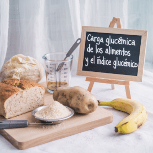 Imagen de una mesa con una pequeña pizarra con el tema del artículo y diferentes productos de alto índice glucémico.