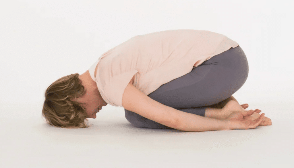 Una imagen de la posición de yoga Postura del Niño.